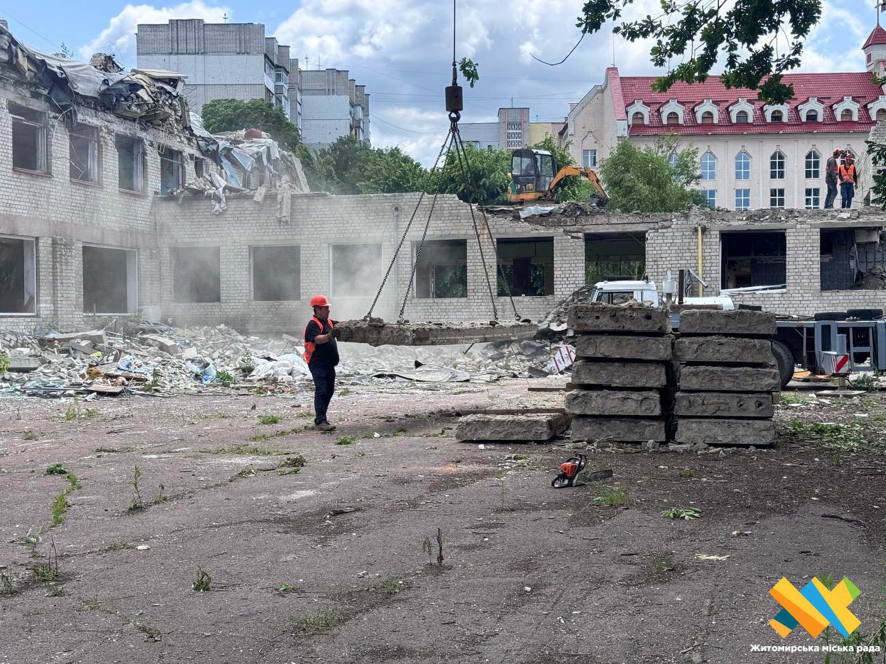 У Житомирі розпочали демонтаж будівлі ліцею №25, зруйнованої ворожим авіаударом